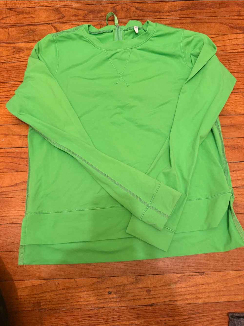 Lululemon Women’s Green Athletic long sleeve sz 4/6 .. zip in back, runners!
